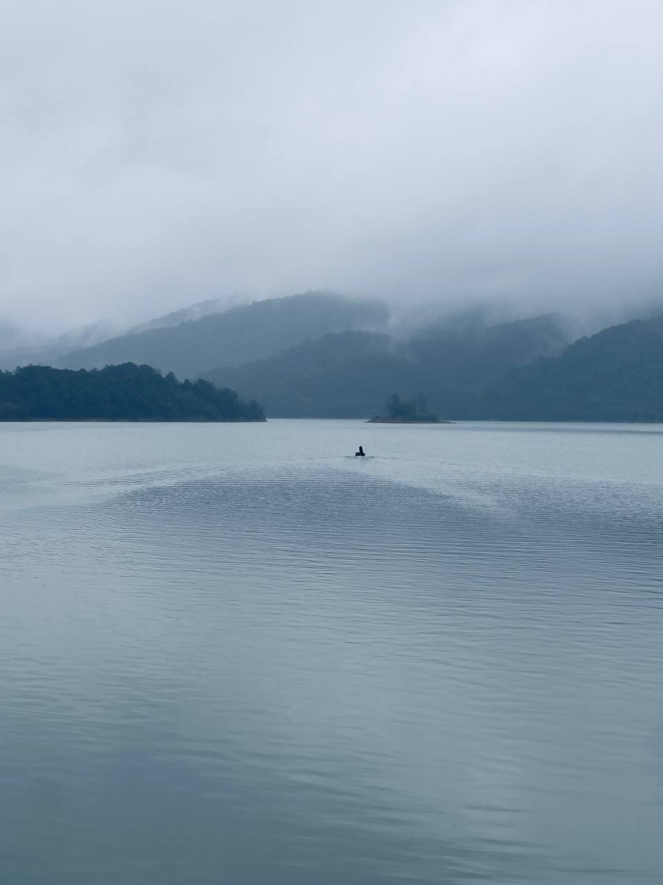 烟雨朦胧的湖面